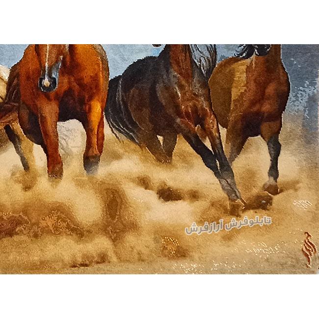 تابلو فرش دستباف طرح گله اسب وحشی از نمای نزدیک - 1