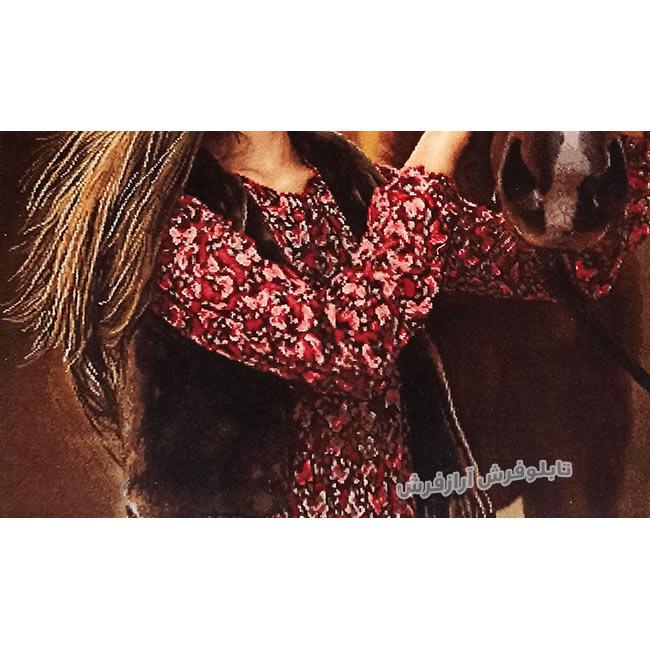 تابلو فرش دستباف طرح دختر و اسب از نمای نزدیک - 3